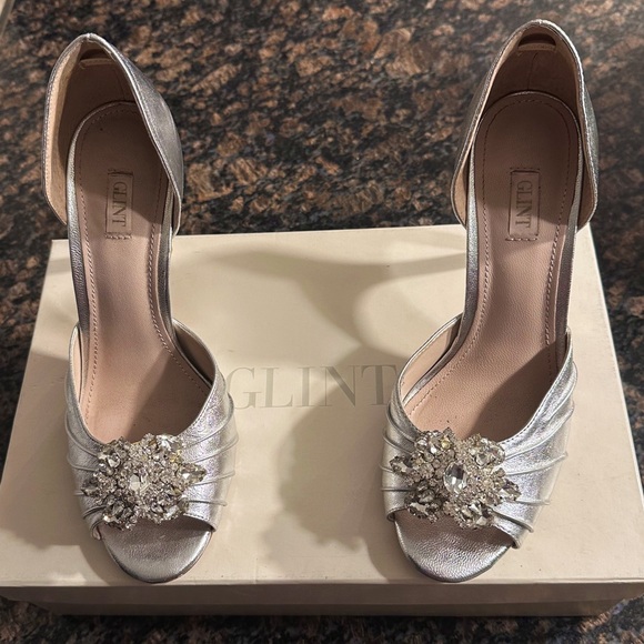 Glint Radiance Lea Silver W/Faux Diamond Accents Peep Toe Pump Heels 7.5 - Picture 3 of 9